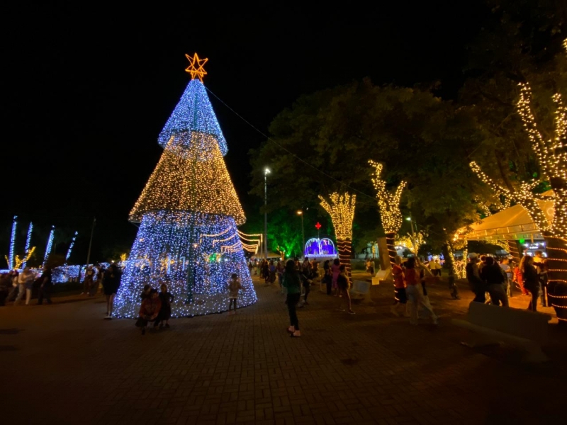 iTAÚNA  Acendimento das luzes marca a abertura da “Fantástica Cidade do Natal 2022”