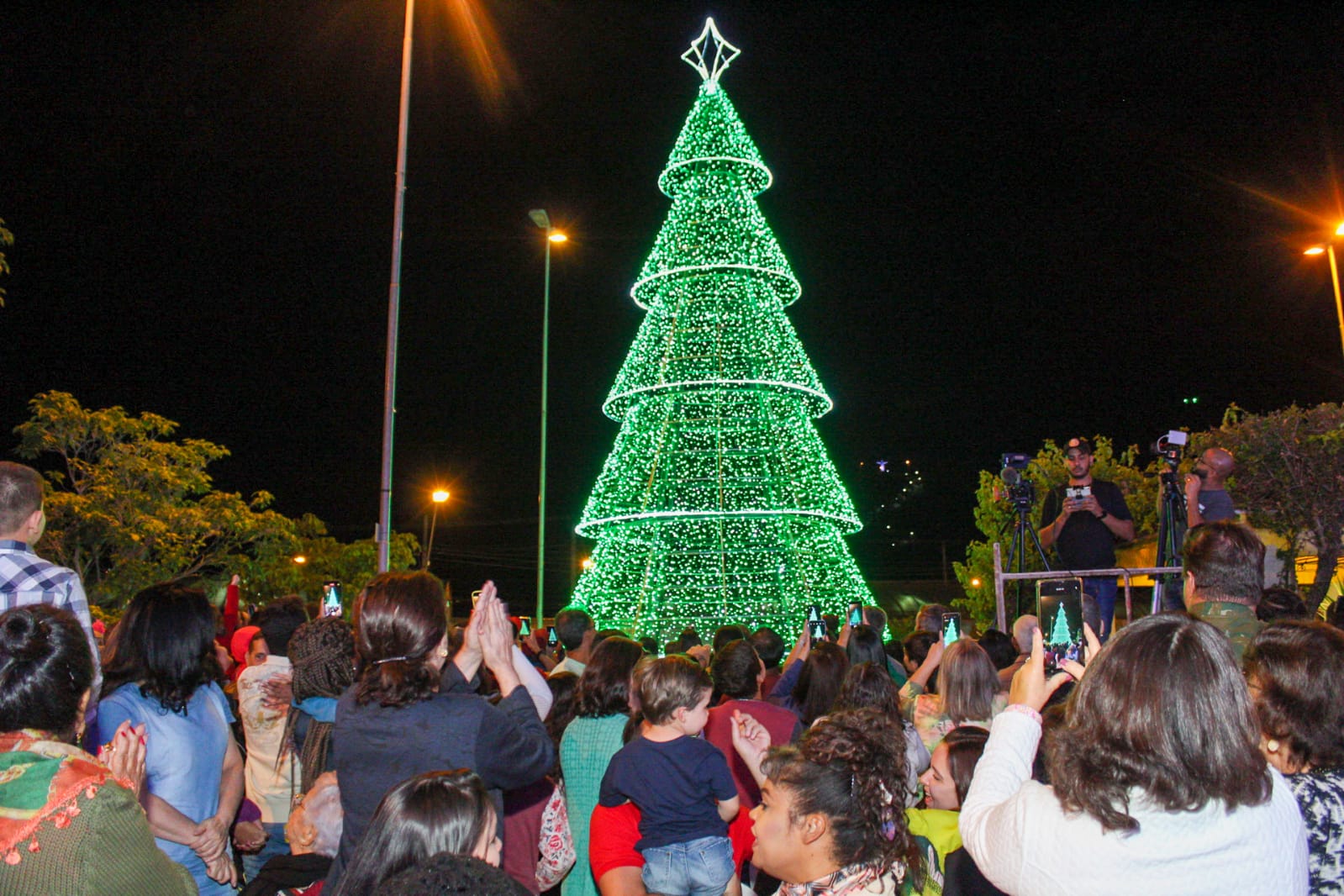 Natal Luz: magia e encantamento em forma de luzes e apresentações culturais em Para de Minas